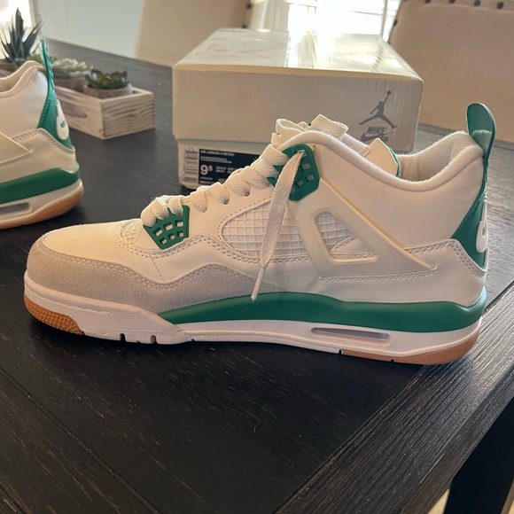 Air Jordan 4 Retro - White and Green Sneakers with Breathable Upper.  Worn once - Picture 4 of 6